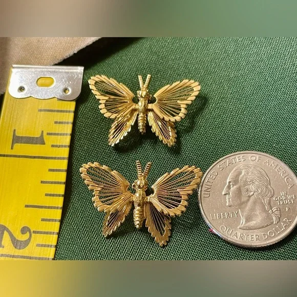 2 vintage Monet signed butterfly brooches. 3D wire butterfly pins. Gold tone - Picture 7 of 7
